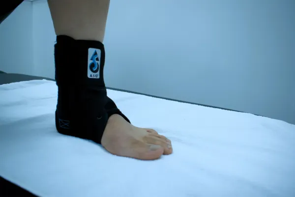 Ankle brace / compression stocking