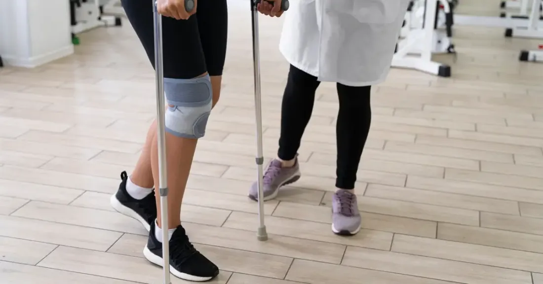 Knee rehabilitation after meniscus surgery, early weight-bearing training with a physiotherapist